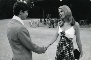Schwarz-Weiß-Foto aus dem Photo Archiv Schweitzer: Mann und Frau geben sich die Hand