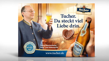 Tucher Mitarbeiter macht Werbung für das Tucher Helles Hefeweizen