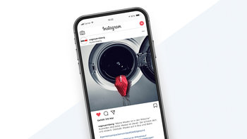 Insatgram Motiv: meine Maske it in der Wäsche - Maske hängt aus offener Waschmaschinen-Tür