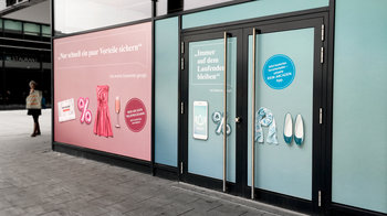 2 Riem Arcaden Aktionsmotive an Geschäftseingang