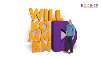 Mann vor großen Buchstaben: Willkommen D