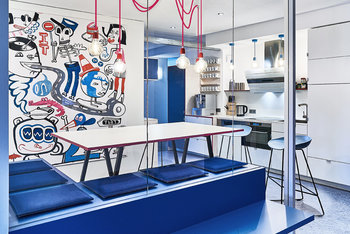 Die Kueche von Bloom Nuernberg mit gemuetlicher Sitzecke