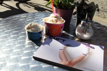 curt-Magazin München neben Eisbechern