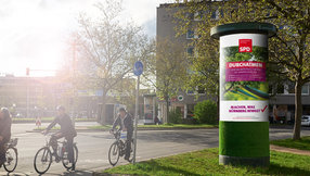 Litfass-Säule mit Motiv Durchatmen von Baumpatenschaften bis Wärmespeicher