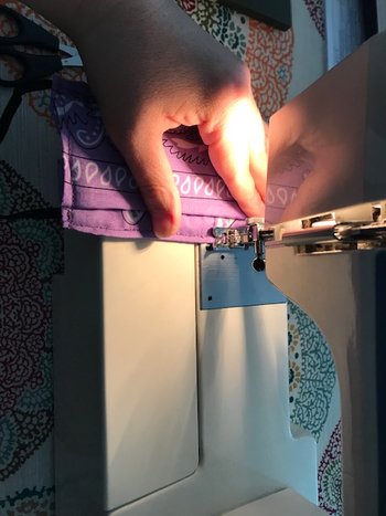 Mitarbeiterin beim nähen der Masken