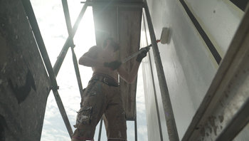 Paul Azaceta beim Farbrollen