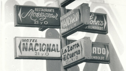 Altes Straßenschild mit diversen Richtungs-Angaben