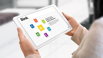 Person hält Tablet - Screen zeigt das die Blink Modul-Übersicht