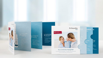 Werbematerial Akut Creme Potentilla von Dr.Hauschka: Leporello und Teleskopflyer