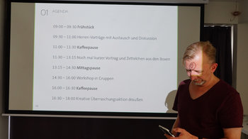 Steff Neukam vor der Tages-Agenda