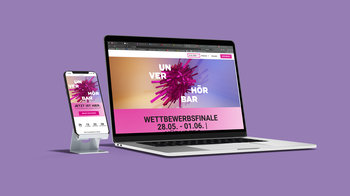 Laptop und Handy auf lila Hintergrund