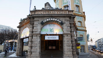 Eingang Löwenbräukeller mit Begrüßungsbanner "Pack ma's!"