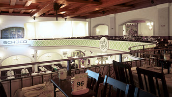 Innenansicht Löwenbräukeller mit Banner "Pack ma's!"