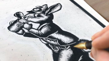 Häschen-Illustration auf dem Papieretikett wird von Künstlerhand in aufwendiger Kartonschabetechnik angefertigt 