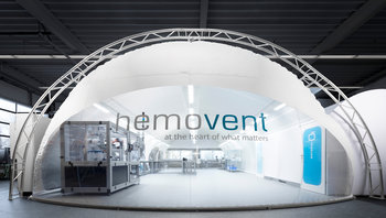 Einblick von außen in Hemovent Reinraum mit Branding