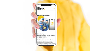 Person hält Mobil Phone mit Website Reinigungskraft in Kamera