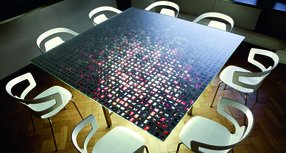 Bloom Konferenztisch: Dias aus Photo Archiv Schweizer unter Glas