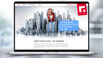 Gutmann - Frau vor Aluröhren-Skyline