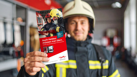 Feuerwehrmann mit Flyer