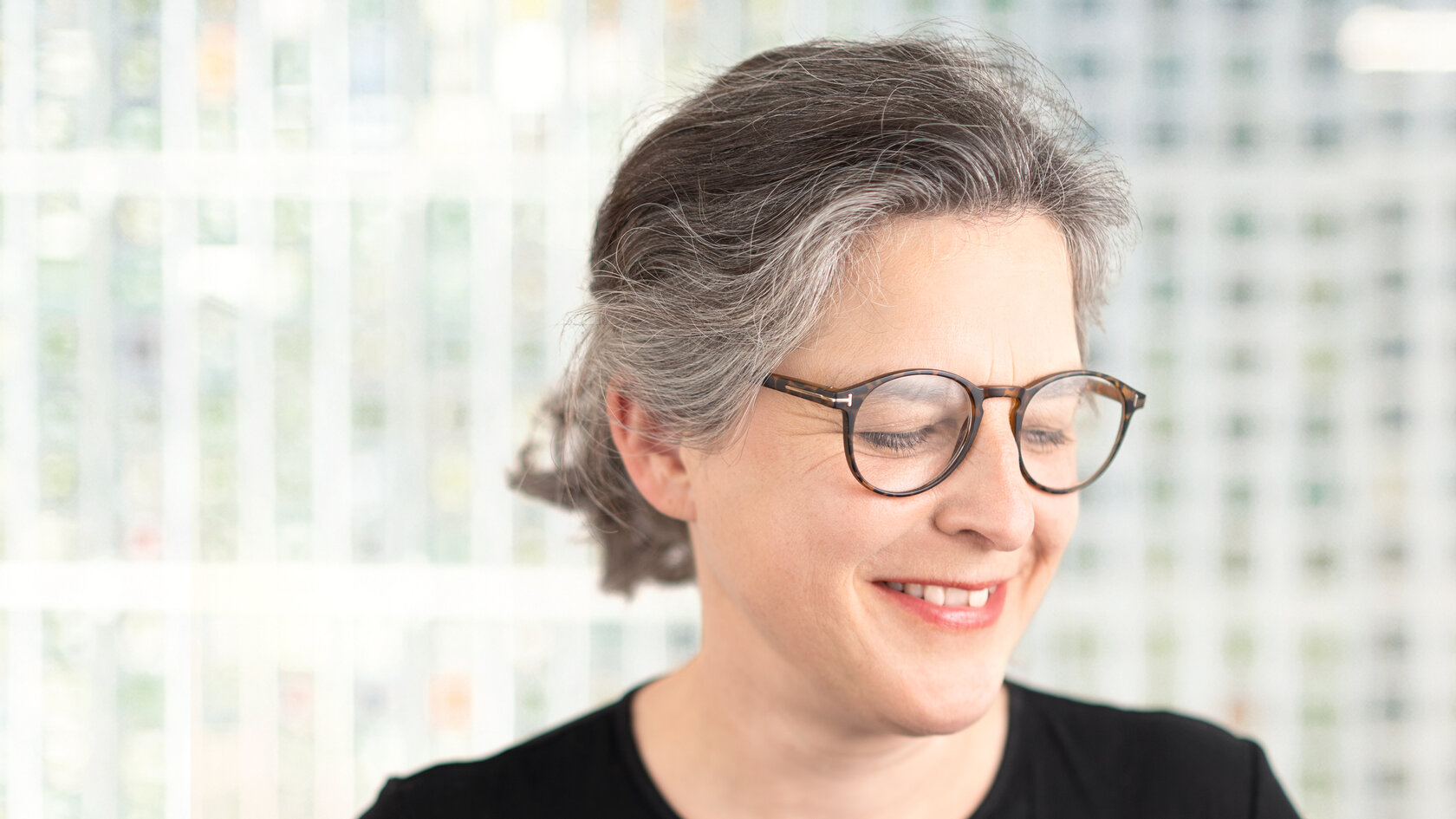 Eva Maria Engelbrecht vor Dia-Wand bei Bloom