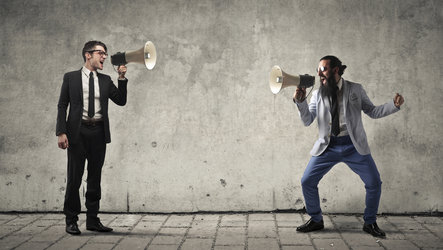 Call to Chance - 2 Personen mit Megafon sprechen sich an