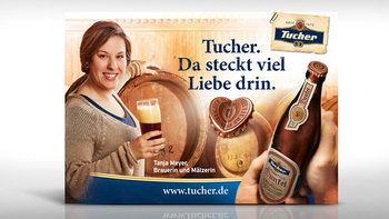 Tucher Mitarbeiter macht Werbung für das Tucher Urfränkisch Dunkel