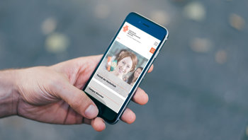 Smartphone mit KSH Webseite: Porträt der Hochschule