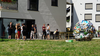 Bloom-Mitarbeiter beim Pausengespräch im Garten
