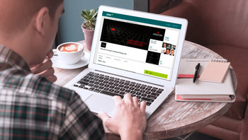 Tisch mit Laptop: Ansicht Online-Unternehmensauftritt HISCOX