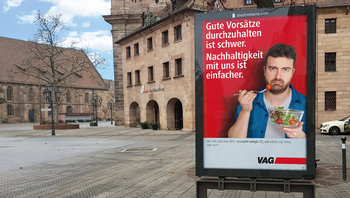 Motiv Neujahrsmotivation - Rauchen - Mann mit Salat statt Zigarette