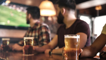 Fans beim Fußballschauen in der Kneipe