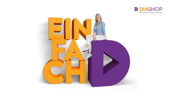 Große Buchstaben: Willkommen D. Frau sitzt auf dem D