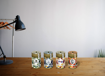 Vier Dukehouse Teesorten auf Kiefernholz-Bürotisch