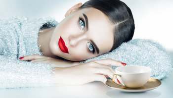 Elegante Frau vor Kaffeetasse