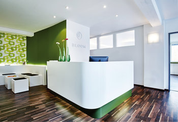 Der Empfangs-Bereich von Bloom Nuernberg mit Theke und Sitzecke