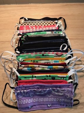 Stapel mit selbstgenähten Masken