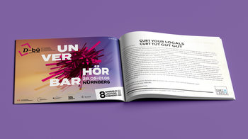 aufgeschlagener Curt mit lila Hintergrund