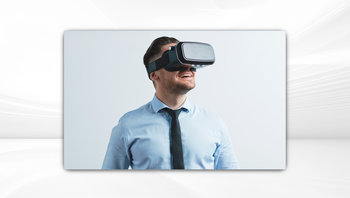 Mann mit VR-Brille