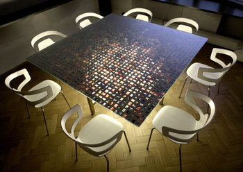 Konferenzraum Bloom München mit Blick auf den Tisch