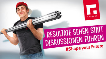 Kampagnen Motiv - Resultate sehen statt Diskussionen führen - Junger Mann mit Trainings-Gewicht aus Aluprofil