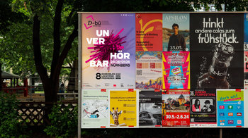 Unverhörbar Plakat neben anderen Plakaten