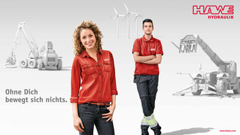 Motiv1 Hawe Kampagne - 2 junge Mitarbeiter vor Baumaschinen