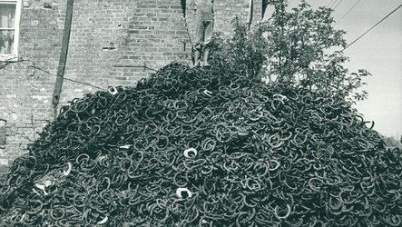 Photo Archiv Schweitzer: Junge auf Berg voller Hufeisen