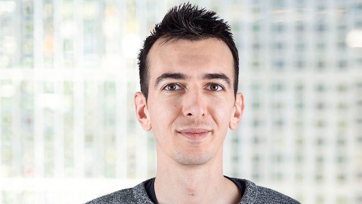 Head of Technical Consulting & Development Yuliyan Stefanov vor der Bloom-Diawand