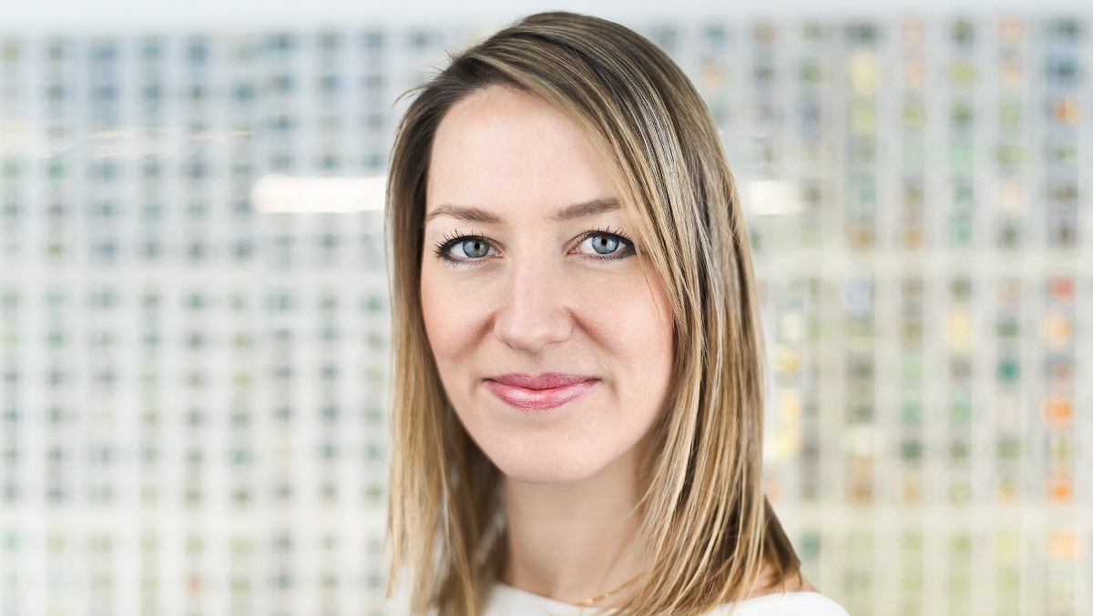 Julia Petrolli vor Bloom Dia-Wand