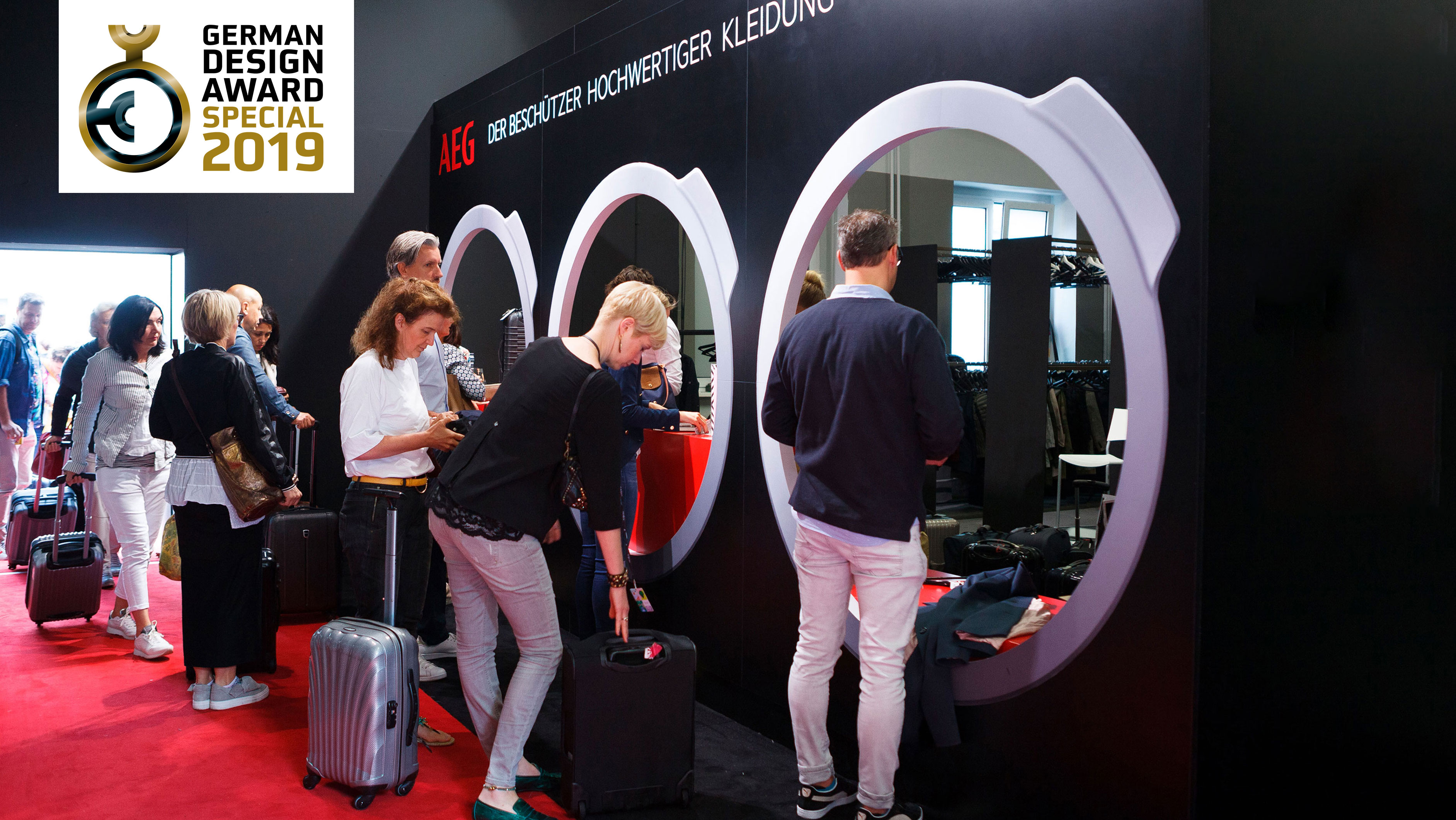 Ansicht Garderobe auf der Messe PREMIUM in Form von riesigen Waschmaschinentrommeln