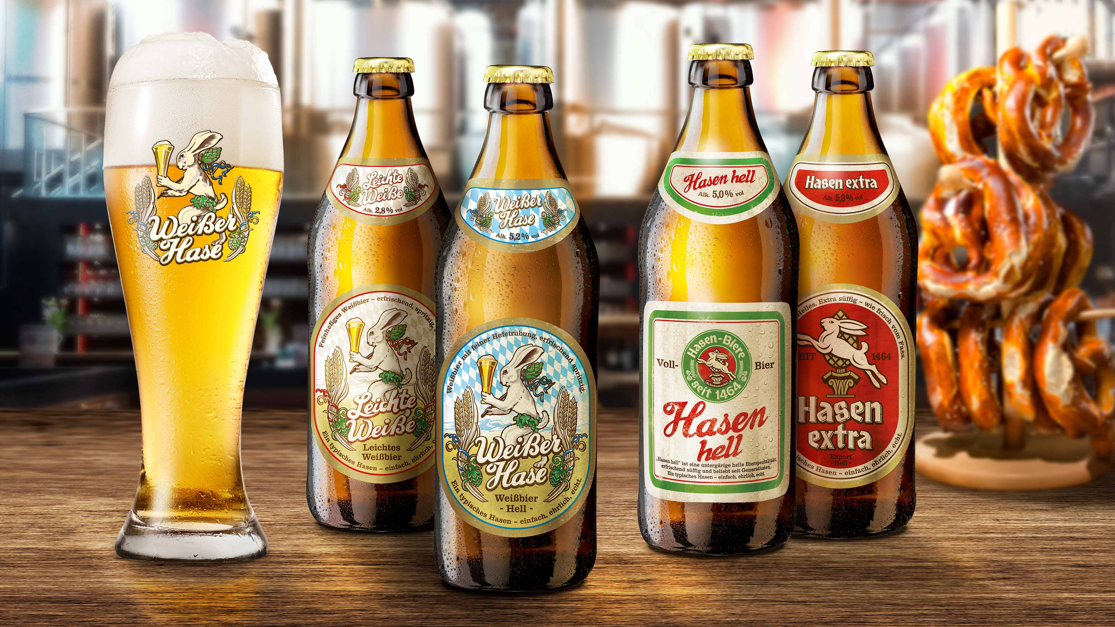 Hasen-Bräu Sortiment: 4 Bierflaschen, 1 gefülltes Weißbierglas
