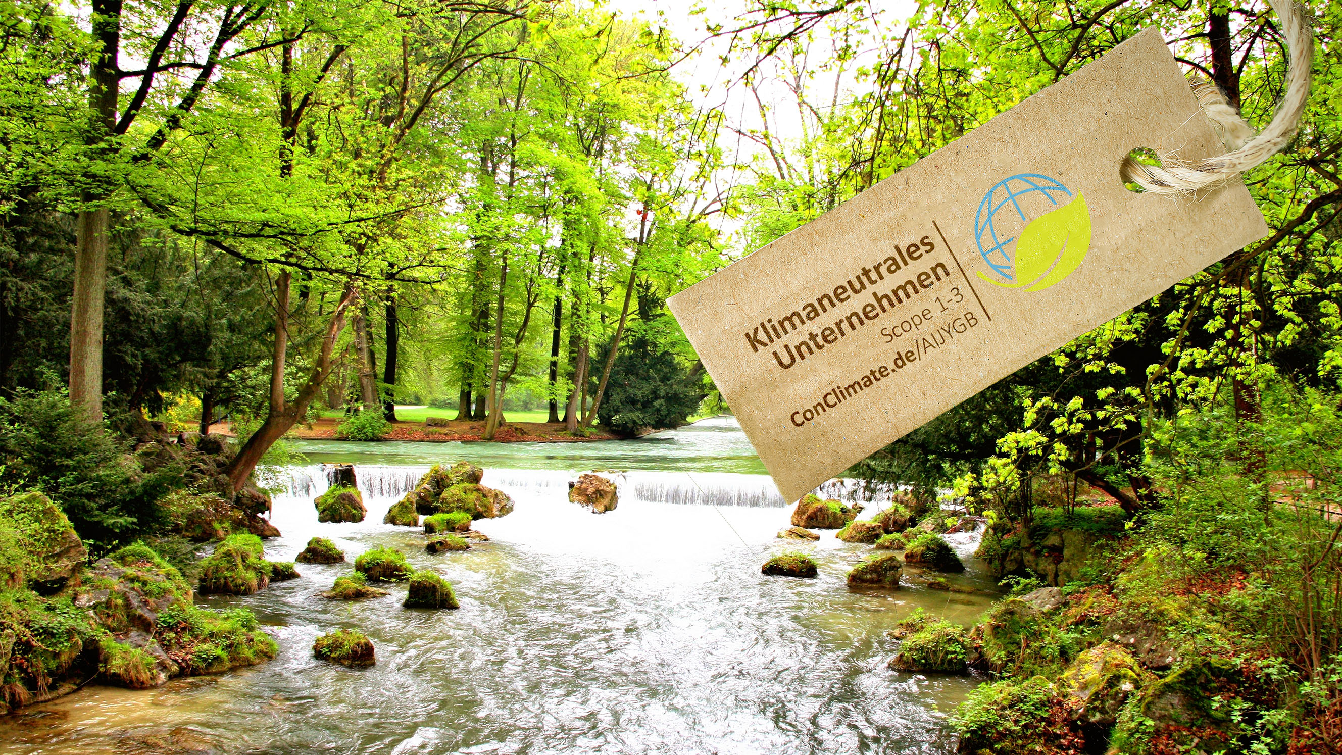 Fluss in intakter Natur mit Klimateutralitäts-HangTag