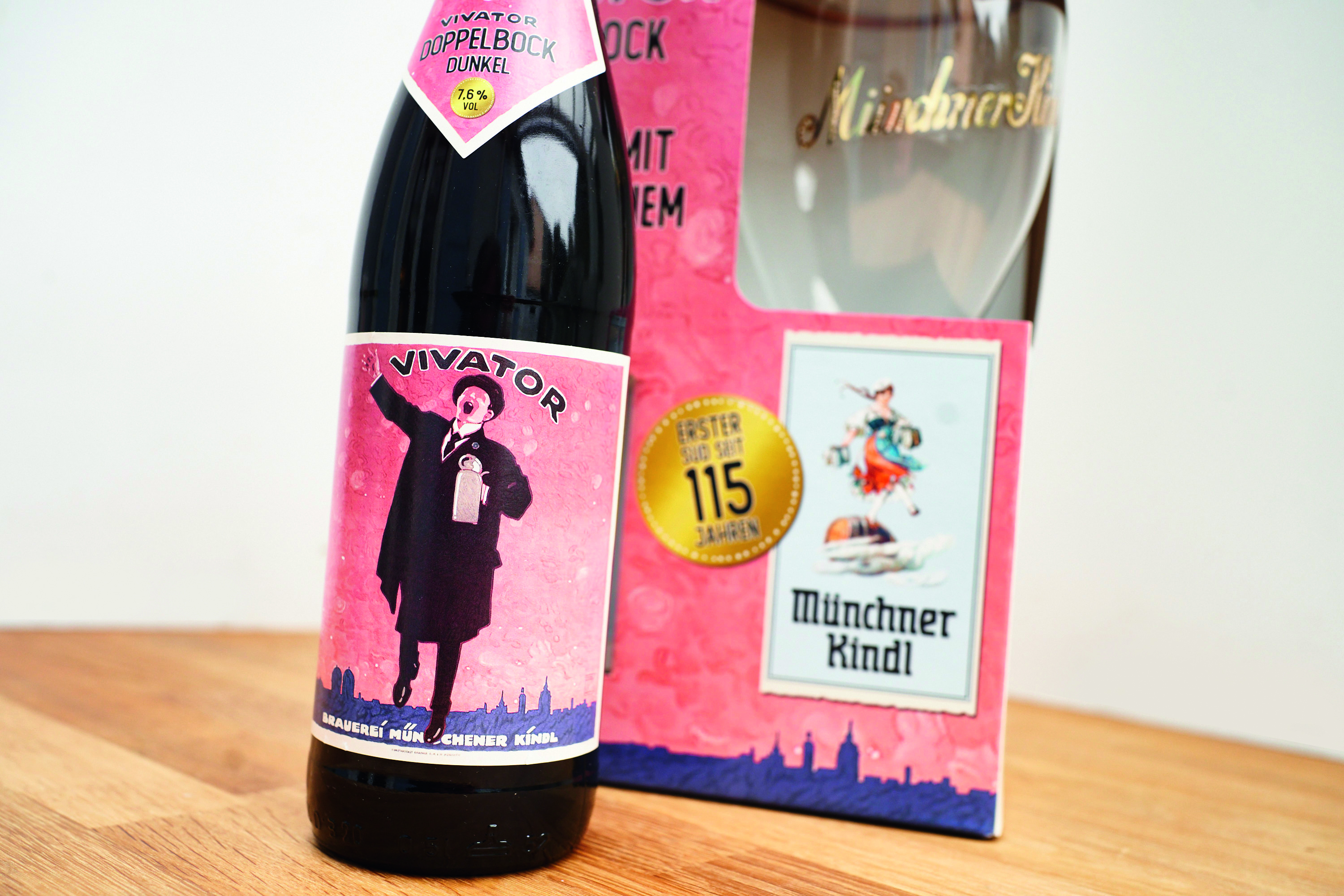 Vivator Doppelbock Flasche mit Etikett und Bundle Verpackung mit Glas im Hintergrund